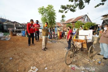 Wagub Sulsel sasar permukiman pemulung untuk salurkan bantuan kebutuhan pokok