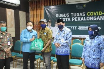 Jamsostek-Pemkot Pekalongan bagikan paket sembako untuk koban PHK