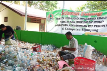 Tabung sampah terima rupiah, datang ke bank sampah Lansek Manih