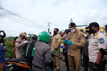Dua warga reaktif COVID-19 saat tes cepat di perbatasan Gowa-Makassar