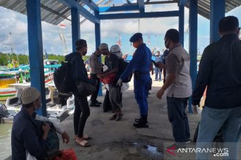 Satpol Air Belitung amankan kapal nelayan yang angkut jamaah tabligh