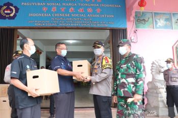 Kapolres dan Danlanal gunakan motor bagi sembako dari PSMTI
