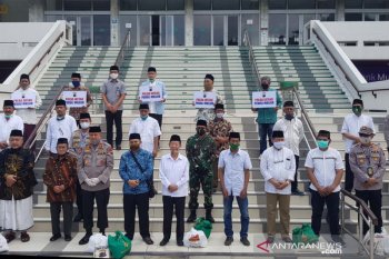 Polda Jateng dan Kodam Diponegoro beri bansos untuk pengurus masjid