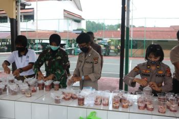 Dapur umum Polri-TNI bagikan 500 takjil di Kota Jayapura