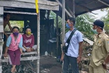 Pulang dari Jakarta, Ibu dan dua anaknya mengisolasi ke ladang