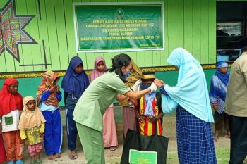 Persit KCK Kodim 1702/Jayawijaya bagi sembako di panti asuhan l Istiqomah Walesi