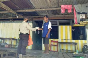 Bhabinkamtibmas menyambangi warga untuk sosialisasi cegah COVID-19