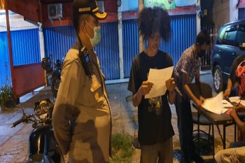 Polisi tegur 246 warga Kota Jayapura yang lewati jam malam terkait COVID-19