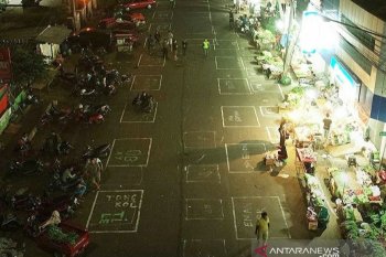 Pasar Baru Karawang tetap buka 24 jam selama penerapan PSBB