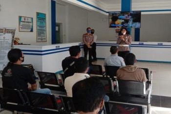 Tukang ojek dan becak di Kapuas diajari cara cegah COVID-19