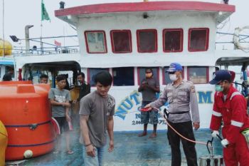 Polisi Merauke laksanakan penyemprotan cairan disinfektan di kapal