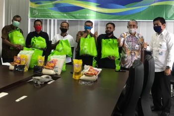 Pekerja terdampak COVID-19 di Kudus dibantu paket sembako