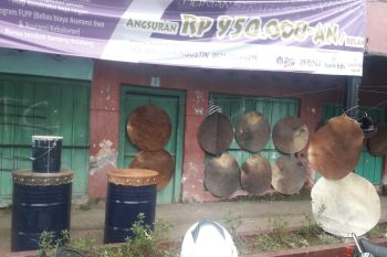 Penjual kulit beduk di Cianjur masih raup keuntungan saat PSBB