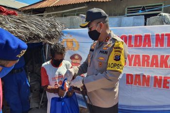 Polda NTT bagi paket sembako untuk nelayan di Pulau Tikus