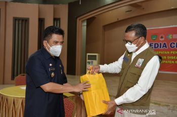 Gubernur Sulsel serahkan bantuan penanganan COVID-19 untuk Kabupaten Maros