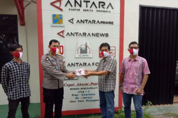 Polda Lampung serahkan masker "merah putih" kepada Antara