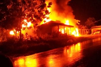 Rumah terbakar saat listrik padam usai sambaran petir