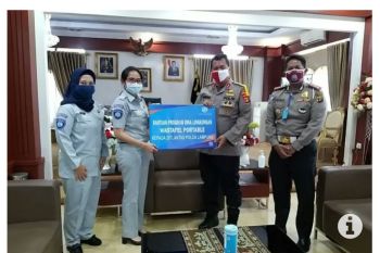 Jasa Raharja serahkan wastafel portabel kepada  Polda Lampung