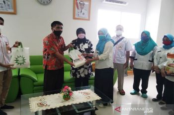 PD Muhammadiyah bagikan sembako untuk petugas kebersihan RSUD Muara Teweh