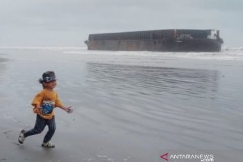 Badai di Aceh Barat sebabkan kapal tongkang terdampar di bibir pantai