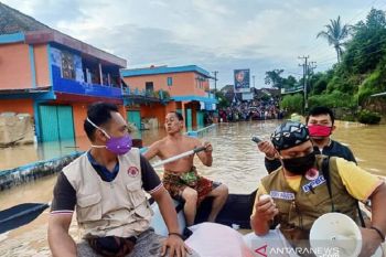 Tim SAR BPBD evakuasi ratusan warga korban banjir bandang OKU Selatan ke dataran tinggi