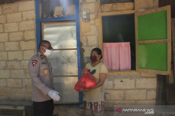 Ikatan Alumni SMA Negeri 1 Kupang bagikan sembako kepada warga
