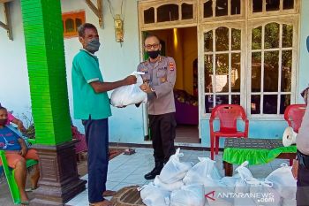 Polda NTT bagikan puluhan paket sembako untuk warga terdampak COVID-19