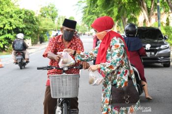 Berbagi takjil bersama DWP Bengkalis