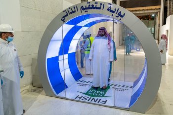 Gerbang sterilisasi di pintu Masjidil Haram di Mekkah dan Masjid Nabawi Madinah