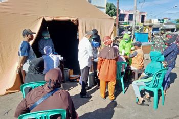 Pemkot Mataram melakukan tes cepat COVID-19 di Pasar Kebon Roek