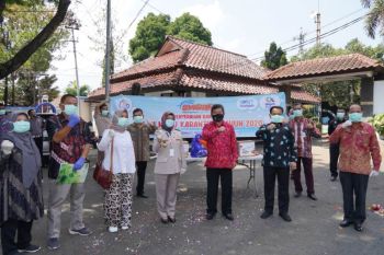 KKP serahkan 2.950 paket ikan di lima wilayah termasuk Sulbar untuk lawan COVID-19