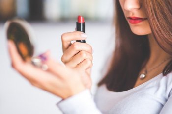 Dokter bagikan tips kurangi pigmentasi pada bibir akibat lipstik