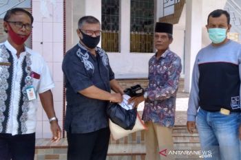 Pemkab Pesisir Selatan serahkan sembako ke marbot