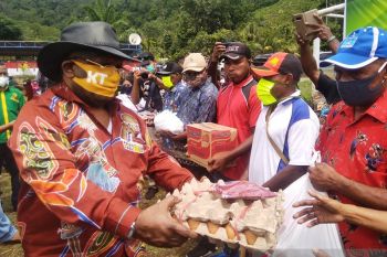 Wagub Papua Klemen Tinal salurkan bantuan sembako warga terdampak COVID-19