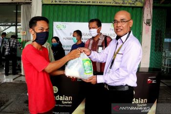 Pegadaian Syariah Kalteng-Sel serahkan bantuan sembako kepada masyarakat