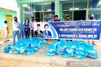 Nasdem salurkan bantuan sembako dari Ary Egahni di Bartim