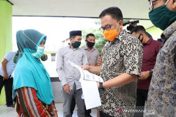Bupati Bantaeng serahkan BLT kepada warga terdampak COVID-19