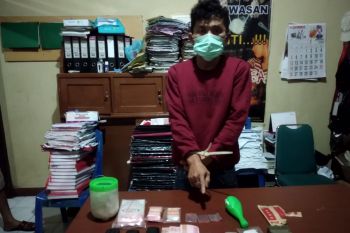 Polisi Pariaman tangkap seorang pria yang diduga sedang transaksi sabu