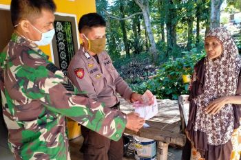 Dua warga Kabupaten Gowa kembalikan bantuan sembako pemerintah