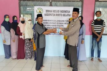 DMI Barsel serahkan bantuan tunai kepada petugas masjid dan guru honor