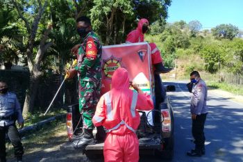 Koramil Sekongkang dan Sat Brimob semprot disinfektan di fasilitas umum dan pantai