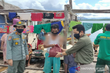 BKSDA Sultra bagikan sembako pada warga kawasan konservasi di Konut