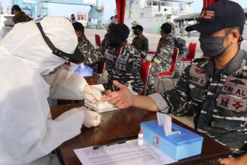 KRI Teluk Lampung-540 sandar di Dermaga Boom Baru Palembang, 62 ABK langsung rapid test