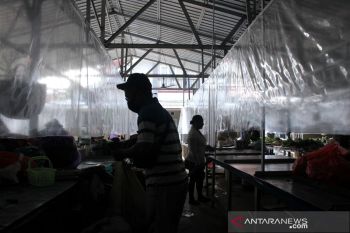 Penggunaan tirai pelindung pelastik di pasar tradisional