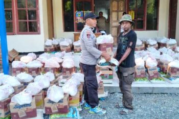 Bhabinkamtibmas Depapre salurkan bantuan sembako Bupati Jayapura