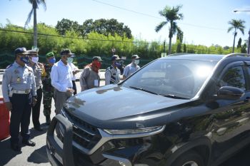 Bupati Sleman memantau kendaraan pemudik di perbatasan