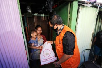 Buruh di Makassar terima 750 paket bahan pokok dari Presiden