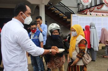 Bupati Solok serahkan bantuan beras bagi warga terdampak COVID-19