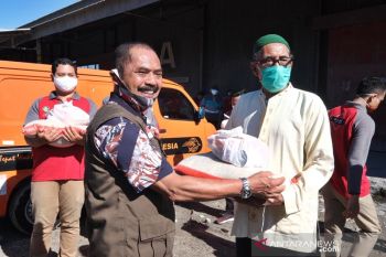 Kepala Distrik Sentani Barat bagikan 870 paket sembako ke warga terdampak COVID-19