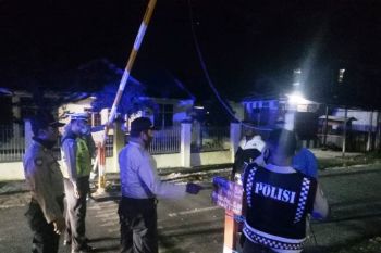 Personel Polres Biak Numfor buka portal jalan permukiman warga